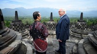 Frank melewati Relief Karmawibhangga di sisi tenggara dan menaiki struktur di lorong 1 melalui sisi timur untuk menerima penjelasan dari Pamong Budaya BKB Nahar Cahyandaru.