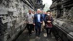 Momen Presiden Jerman Naik ke Puncak Candi Borobudur