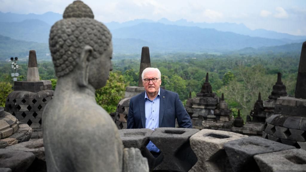 Momen Presiden Jerman Naik ke Puncak Candi Borobudur