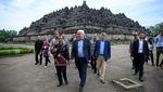 Momen Presiden Jerman Naik ke Puncak Candi Borobudur
