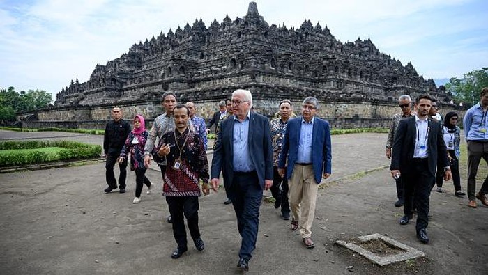 17 June 2022, Indonesia, Yogyakarta: German President Frank-Walter Steinmeier is guided by Nahar Cahyan Daru (l) through the Borobudur Conservation Center at the Borobudur temple complex. The step-shaped temple, which is around 1200 years old, is considered the most important Buddhist building on Java and the largest Buddhist temple in the world. It has been a Unesco World Heritage Site since 1991. President Steinmeier is on a two-day visit to Indonesia. He was previously in Singapore for two days. Photo: Bernd von Jutrczenka/dpa (Photo by Bernd von Jutrczenka/picture alliance via Getty Images)