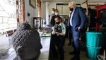 Momen Presiden Jerman Naik ke Puncak Candi Borobudur