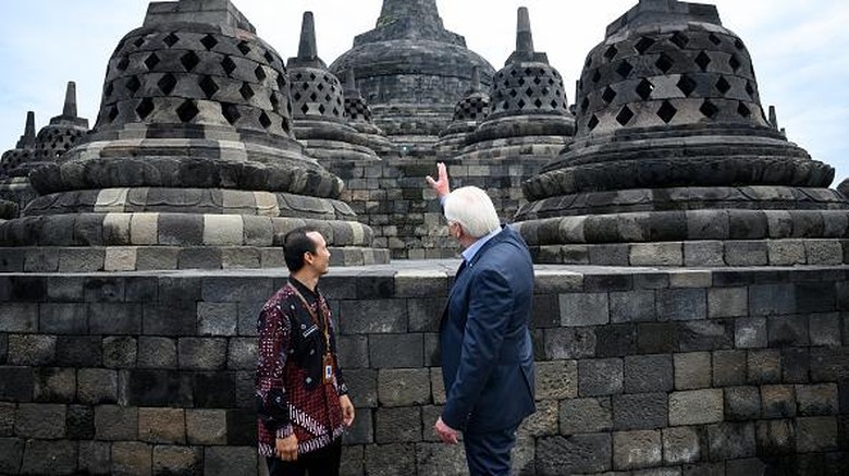 Momen Presiden Jerman Kunjungi Candi Borobudur 17 June 2022, Indonesia, Yogyakarta: German President Frank-Walter Steinmeier will be guided through the Borobudur temple complex. The approximately 1200-year-old step-shaped temple is considered the most important Buddhist building on Java and the largest Buddhist temple in the world. It has been a Unesco World Heritage Site since 1991. President Steinmeier is on a two-day visit to Indonesia. He was previously in Singapore for two days. Photo: Bernd von Jutrczenka/dpa (Photo by Bernd von Jutrczenka/picture alliance via Getty Images)