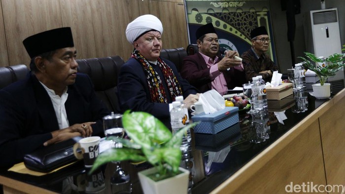 Ketua Majelis Spiritual Muslim (Mufti) Rusia Albir Krganov berkunjung ke kantor MUI, Jakarta, Jumat (17/6). Kunjungan ini untuk memperat hubungan antara Rusia dan Indonesia.