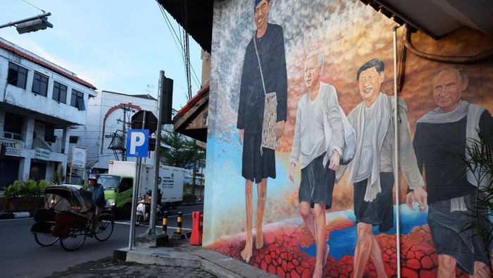 Mural bergambar sejumlah pemimpin negara hiasi dinding di Pasar Nongko, Solo. Mural itu dibuat untuk mendukung penyelanggaraan KTT G20 yang akan digelar di Bali