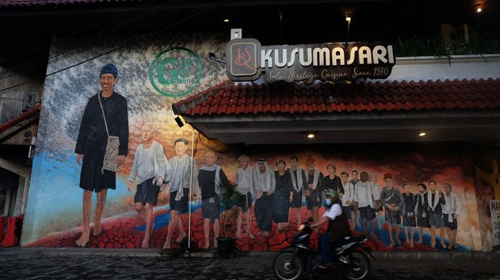 Mural Jokowi-Joe Biden Mejeng di Solo Jelang KTT G20, Ini Fotonya Mural bergambar sejumlah pemimpin negara hiasi dinding di Pasar Nongko, Solo. Mural itu dibuat untuk mendukung penyelanggaraan KTT G20 yang akan digelar di Bali