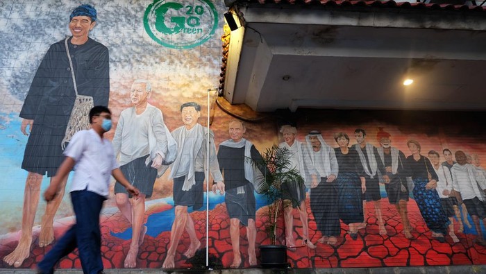 Mural bergambar sejumlah pemimpin negara hiasi dinding di Pasar Nongko, Solo. Mural itu dibuat untuk mendukung penyelanggaraan KTT G20 yang akan digelar di Bali