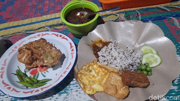Nasi tutug oncom di Bengkel Perut Bang Isal.