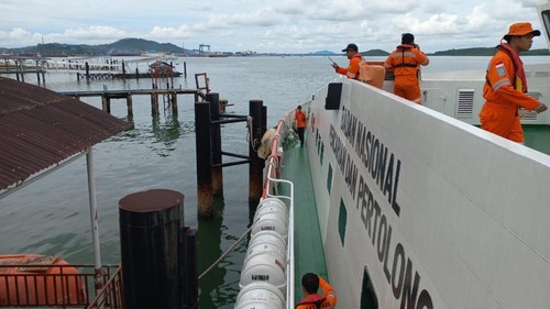 Operasi penyelamatan kapal yang tenggelam di perairan Batam, Kepri.