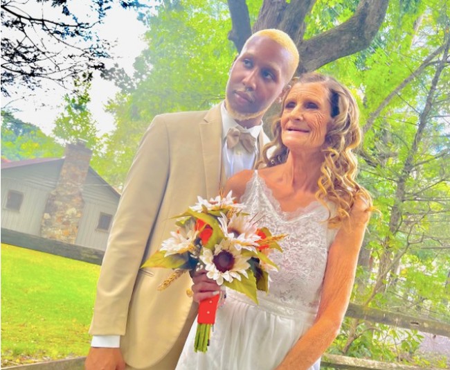 Pasangan ini menarik perhatian warganet hingga mendapatkan pujian dan dukungan di media sosial. Saking mempunyai banyak fans dari media sosial, cincin lamaran yang diberikan oleh Qaran kepada Gran Cheryl dibeli dari uang pemberian fans dan pengikut mereka di media sosial. Foto: Dok. TikTok @kingqurannewpage.