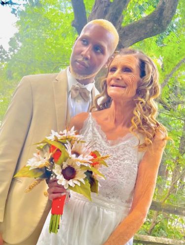 Pasangan beda usia viral, Gran Cheryl dan Qaran McCain.