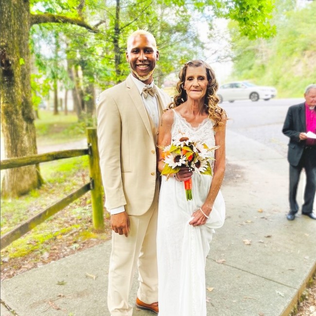 Nenek 17 cucu yang berusia 61 tahun itu bernama nenek Gran Cheryl. Dia menikah dengan Qaran McCain yang berasal dari Amerika Serikat pada September 2021. Dilansir dari Mirror UK, Cheryl dan Qaran dekat selama satu tahun sebelum naik pelaminan. Foto: Dok. Instagram @leolove_3.