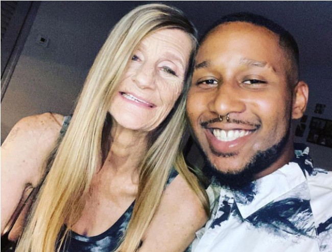 Menurut sumber, pernikahan nenek 61 tahun dan pria 24 tahun ini diadakan di tepi sungai di Tennessee, Amerika Serikat. Acara pernikahan keduanya telah disiarkan secara langsung di media sosial dan sudah ditonton lebih dari 20.000 orang. Foto: Dok. TikTok @kingqurannewpage.