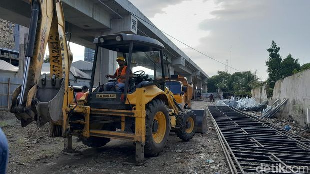 Alat berat saat bekerja membangun tempat relokasi pedagang buku Lapangan Merdeka Medan. (foto: Aldi/detikSumut)