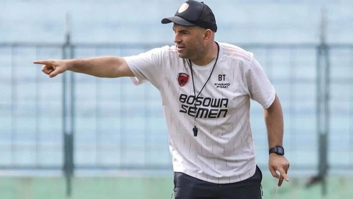 Pelatih PSM Makassar Bernardo Tavares memimpin latihan sebelum menghadapi Persik Kediri
