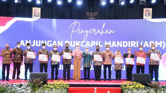 Pemberian mesin ADM dari Bank Jatim ke Pemprov Jatim