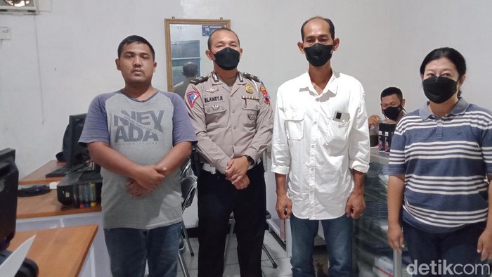Pemilik jip halangi ambulans di Klaten minta maaf ke perekam dan sopir ambulans di Polres Klaten, Jumat (17/6/2022). Kasus ini pun berakhir damai.