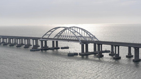 Foto-foto Jembatan Terpanjang di Eropa yang Akan Dihancurkan Ukraina