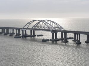 Penasihat Zelensky Serukan Jembatan Crimea yang Dibangun Rusia Dibongkar