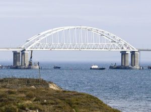 Ukraina Klaim Serangan terhadap Jembatan Crimea yang Tewaskan 2 Orang