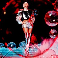 Tentu saja baju dari Ivy Park, koleksi kapsul kolaborasinya dengan Adidas, juga menjadi masuk dalam wardrobe pemotretan ini. Gaya dengan look atlheisure serba silver ini mendapat tambahan perisai yang menciptakan kesan wanita tangguh. (Foto: British Vogue/Rafael Pavarotti)