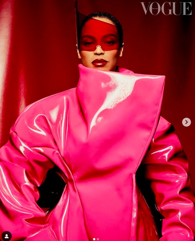 Gaya futuristis dihadirkan Beyonce dengan coat pink minimalis GCDS. Gayanya disempurnakan dengan headpiece bergaya pelindung mata berbentuk spiral. (Foto: British Vogue/Rafael Pavarotti)
