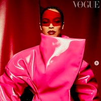 Gaya futuristis dihadirkan Beyonce dengan coat pink minimalis GCDS. Gayanya disempurnakan dengan headpiece bergaya pelindung mata berbentuk spiral. (Foto: British Vogue/Rafael Pavarotti)