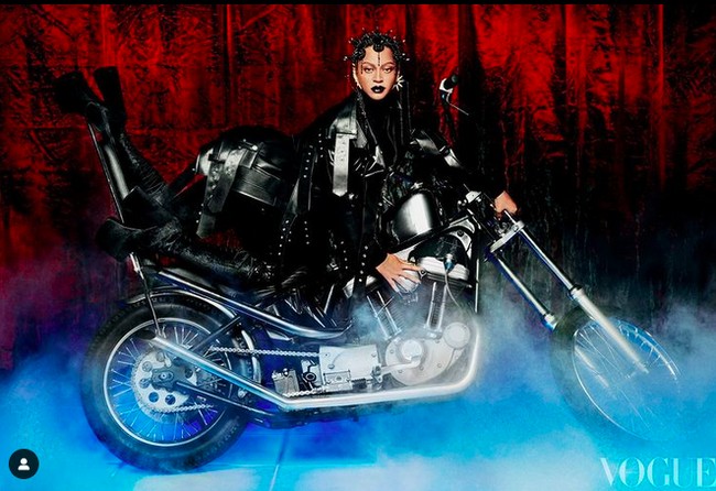 Dipotret oleh fotografer kenamaan Rafael Pavarotti, ibu tiga anak itu lalu menunjukkan sisi liarnya dengan jaket kulit hitam nan edgy dari Junya Watanabe. Boots super tinggi juga menemani penampilan Beyonce yang bergaya di atas motor itu. (Foto: British Vogue/Rafael Pavarotti)