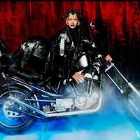 Dipotret oleh fotografer kenamaan Rafael Pavarotti, ibu tiga anak itu lalu menunjukkan sisi liarnya dengan jaket kulit hitam nan edgy dari Junya Watanabe. Boots super tinggi juga menemani penampilan Beyonce yang bergaya di atas motor itu. (Foto: British Vogue/Rafael Pavarotti)