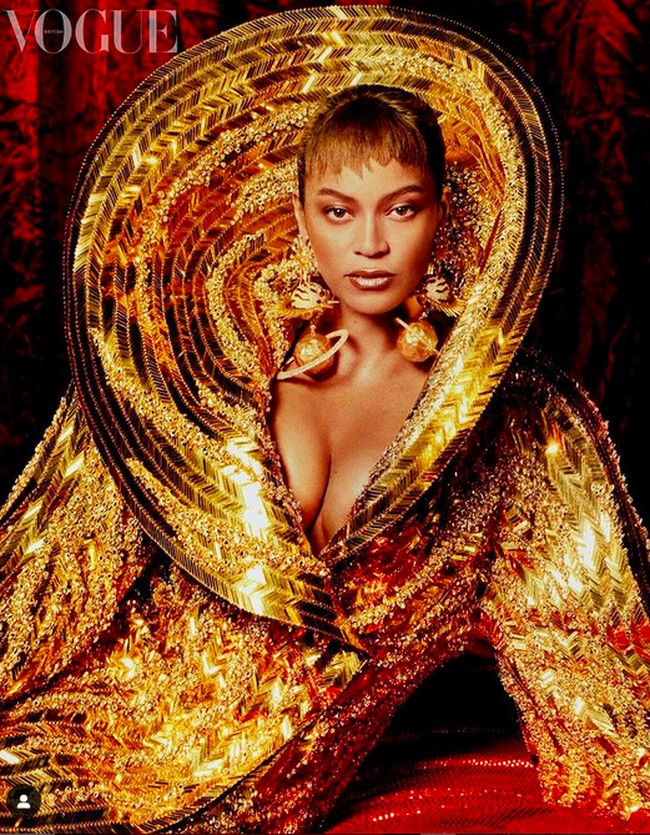 Aura ratu penyanyi yang dijuluki Queen B terpancar maksimal dengan gaun serba emas berkerah tinggi dari koleksi haute couture dari rumah mode Prancis Schiaparelli. Gaun tersebut dirancang oleh desainer Daniel Roseberry, yang juga beradal dari Texas seperti Beyonce. (Foto: British Vogue/Rafael Pavarotti)