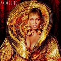 Aura ratu penyanyi yang dijuluki Queen B terpancar maksimal dengan gaun serba emas berkerah tinggi dari koleksi haute couture dari rumah mode Prancis Schiaparelli. Gaun tersebut dirancang oleh desainer Daniel Roseberry, yang juga beradal dari Texas seperti Beyonce. (Foto: British Vogue/Rafael Pavarotti)