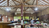 Namun, saking banyaknya penjual ikan mentah akhirnya H Dirja dan istrinya memilih untuk menjual ikan hasil pancingan dengan cara dimasak dan dijadikan pepes. Foto: detikcom/Riska Fitria