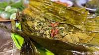 Dulu, ikan yang ditawarkan di sini merupakan hasil pancingan sendiri. Namun kini, Ibu H Dirja membeli ikan lantaran tak ada orang yang bisa turun ke sungai untuk memancing. Foto: detikcom/Riska Fitria