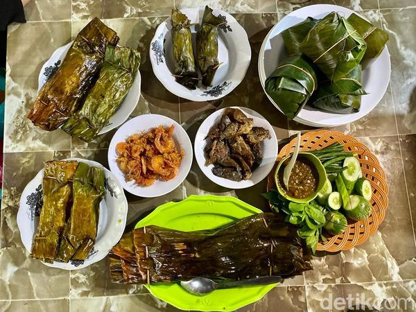 Sedapnya Pepes Legendaris di Tepi Bendungan Walahar Karawang