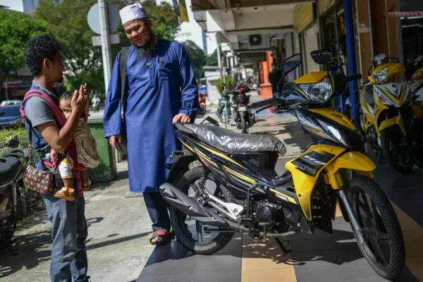 Perjuangan Ayah Bawa Anak Saat Jadi Pengantar Makanan Ini Bikin Trenyuh
