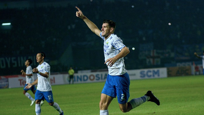 Persib vs Persebaya.