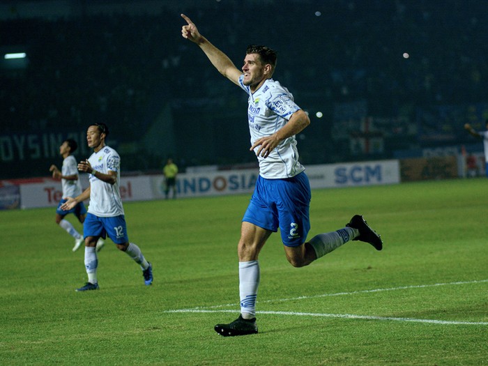 Persib vs Persebaya.