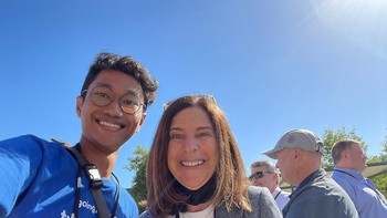 Foto bersama Alif dengan VP Worldwide Developer Relations and Enterprise and Education Marketing Susan Prescott. Foto: dok. KJRI San Fransisco