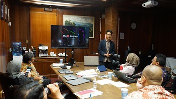 Momen saat Alif mengunjungi KJRI San Fransisco untuk bertemu dengan Konjen RI San Fransisco dan seluruh staf KJRI. Pertemuan ini dilakukan dalam rangka berbagi pengetahuan, pengalaman, dan update tentang teknologi terbaru Apple. Foto: dok. KJRI San Fransisco