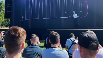 Melihat CEO Apple Tim Cook dan SVP of Software Engineering Apple Craig Federighi berbicara di atas panggung. Alif sendiri merupakan alumni Apple Entrepreneur Camp yang sudah hadir di Indonesia sejak tahun 2017. Foto: dok. KJRI San Fransisco