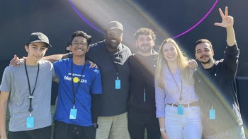 Alif Mahardika (kedua dari kiri) bersama rekan-rekannya saat bertandang ke event tahunan Apple Worldwide Developer Conference (WWDC) 2022 pada 6-10 Juni 2022. Alif bisa mengikuti event khusus developer ini berkat aplikasi PetaNetra yang ia kembangkan bersama teman-temannya. Foto: dok. KJRI San Fransisco