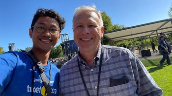 Selain mengikuti serangkaian pelatihan, Alif juga sempat berdiskusi dengan beberapa eksekutif Apple. Termasuk SVP Worldwide Marketing Apple Greg Joswiak yang selfie bareng Alif di foto ini. Foto: dok. KJRI San Fransisco