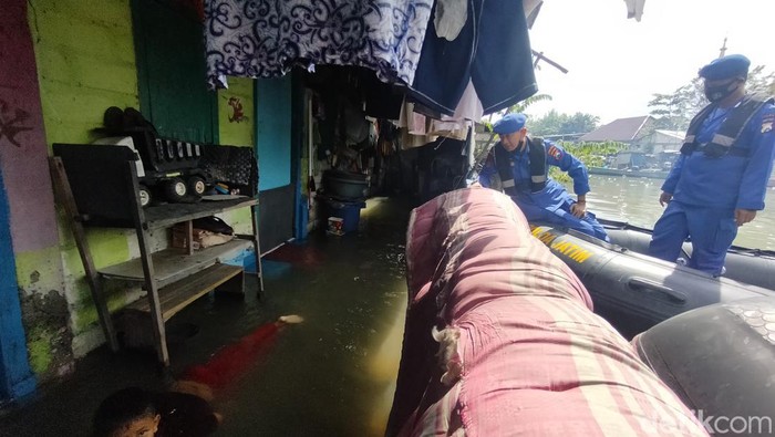 Petugas Polair Polda Jatim mengunjungi rumah warga Surabaya terdampak banjir rob