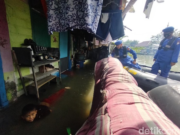 Petugas Polair Polda Jatim mengunjungi rumah warga Surabaya terdampak banjir rob