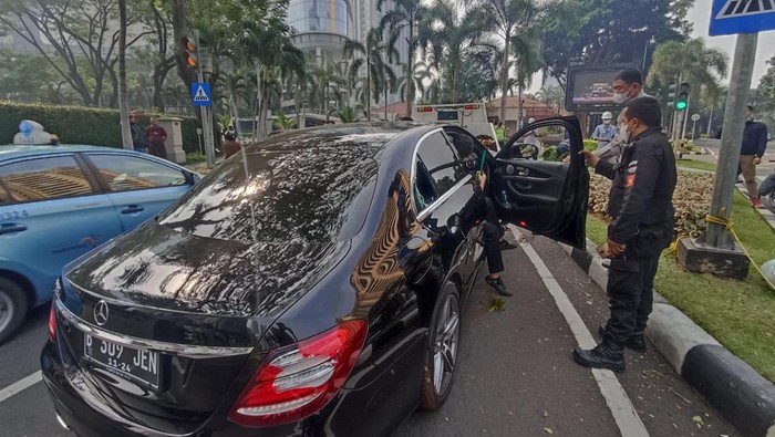 Polisi evakuasi Mercy yang terlibat tabrakan dengan ojol di SCBD, Jaksel. Polisi evakuasi Mercy yang terlibat tabrakan dengan ojol di SCBD, Jaksel.