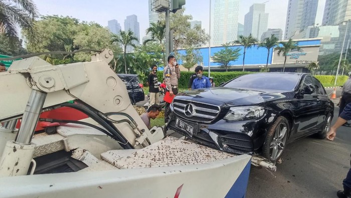 Polisi evakuasi Mercy yang terlibat tabrakan dengan ojol di SCBD, Jaksel.