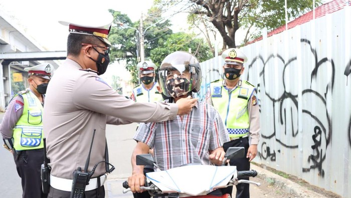Polres Jakbar beri helm gratis ke pengendara motor di Operasi Patuh Jaya 2022