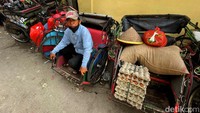 Becak merupakan salah satu transportasi tradisional yang masih wara-wiri di kawasan Bekasi.