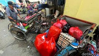 Tak jarang warga yang berbelanja kebutuhan sehari-hari di Pasar Pondok Gede, Kota Bekasi, menggunakan becak untuk mengangkut beragam barang belanjaannya.
