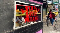 Tampak seorang tukang becak menunggu penumpang di area sekitar Bekasi, Jawa Barat, Jumat (17/6/2022).